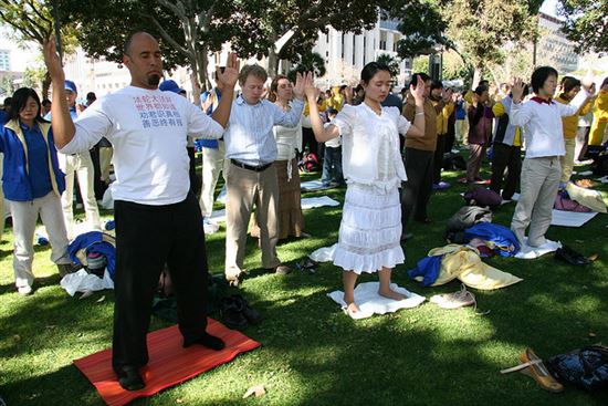 Falun Dafa second exercise, standing meditation © longtrekhome (CC BY 2.0) https://www.flickr.com/photos/14871980@N05/2483122828/ Falun Dafa second exercise, standing meditation