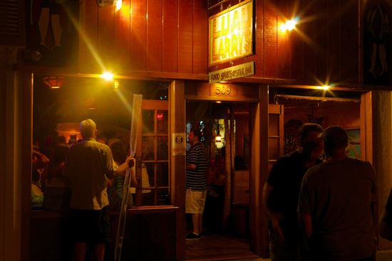 Catalina Bars at Night © David Prasad (CC BY-SA 2.0) https://www.flickr.com/photos/33671002@N00/15396074871/ Catalina Bars at Night