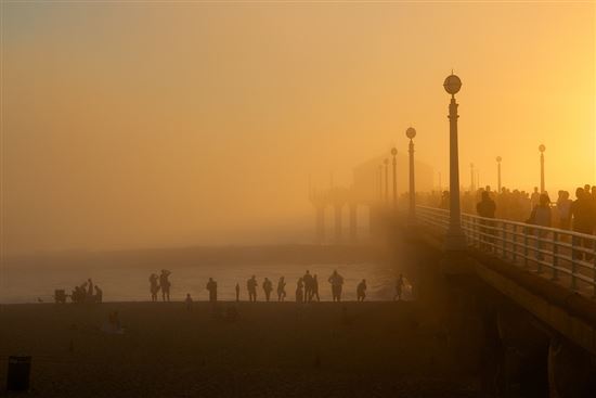 Manhattan Beach pier with a touch of fog © Ryan Vaarsl (CC BY 2.0) https://www.flickr.com/photos/77799978@N00/15275811649/ Manhattan Beach pier with a touch of fog