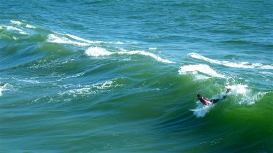 Venice Beach Surfer © jay8085 (CC BY 2.0) https://www.flickr.com/photos/89649959@N00/6200587363/ Venice Beach Surfer