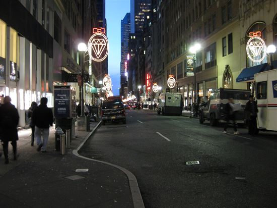 Diamond District NYC © Achim Hepp (CC BY-SA 2.0) https://www.flickr.com/photos/achimh/4412254048/ Diamond District NYC