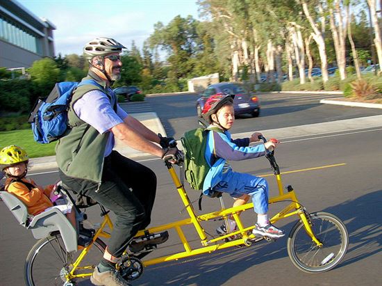 Kids Tandem © Richard Masoner / Cyclelicious (CC BY-SA 2.0) https://www.flickr.com/photos/bike/1380483811/ Kids Tandem