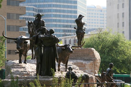 Tejano Capital Monument 24 © Blue Genie (CC BY 2.0) https://www.flickr.com/photos/bluegenieart/6899860152/ Tejano Capital Monument 24