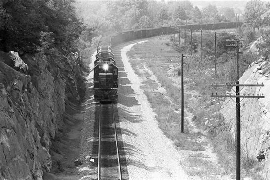 Coal Train at Johnson City © Hunter Desportes (CC BY 2.0) https://www.flickr.com/photos/hdport/13020439265 Coal Train at Johnson City