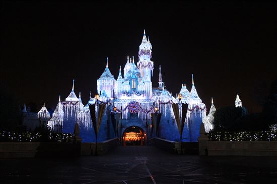 disneyland castle night time © Thank you for visiting my... (CC BY 2.0) https://www.flickr.com/photos/davebloggs007/8538033778/ disneyland castle night time