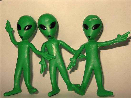 ET2485 3 aliens © Interdimensional Guardians (CC BY 2.0) https://www.flickr.com/photos/interdimensionalguardians/914 ET2485 3 aliens