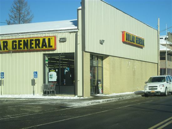 Dollar General © Random Retail (CC BY 2.0) https://www.flickr.com/photos/walmart3/11988088655 Dollar General