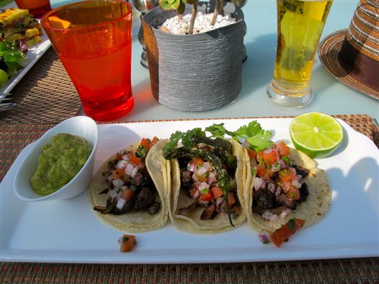 the taco plate on top of the world : los angeles (2011) © torbakhopper HE DEAD (CC BY 2.0) https://www.flickr.com/photos/gazeronly/5840759745/ the taco plate on top of the world : los angeles (2011)