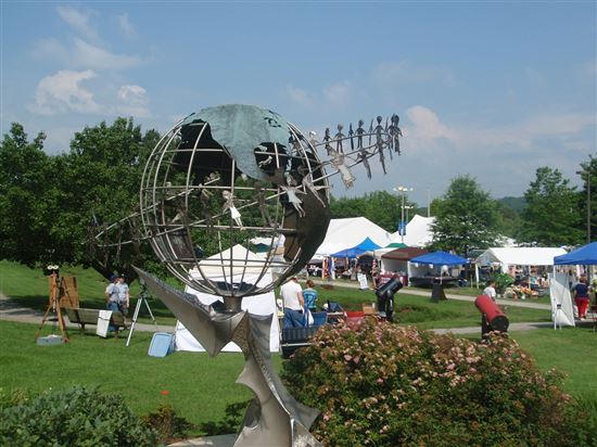 Rotary Club Children's Globe © Joel Kramer (CC BY 2.0) https://www.flickr.com/photos/75001512@N00/4718758213 Rotary Club Children's Globe