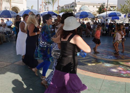 Los Angeles Greek Festival © InSapphoWeTrust (CC BY-SA 2.0) https://www.flickr.com/photos/skinnylawyer/8011338122/ Los Angeles Greek Festival