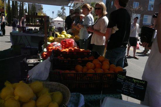 farmer's market. © stella marine (CC BY 2.0) https://www.flickr.com/photos/stellamarine/3393785587/ farmer's market.