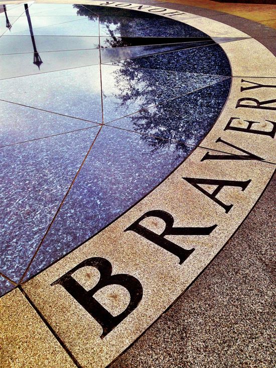 Texas State Capitol: Texas Peace Officers Memorial © Texas State Library and... (CC BY 2.0) https://www.flickr.com/photos/tslac/8438807028/ Texas State Capitol: Texas Peace Officers Memorial